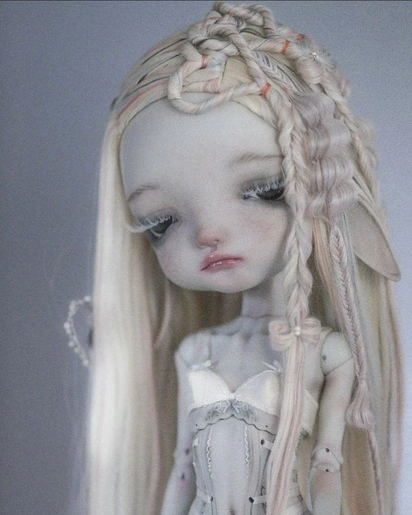 How do i correctly prompt character portraits that look like these dolls? picture 1 of 4