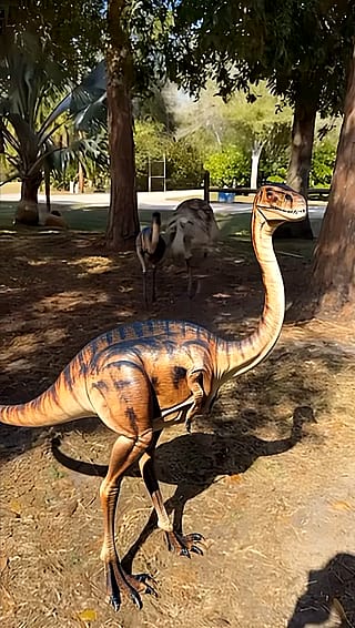 The featherless emu video made me want a Dino zoo 😭'