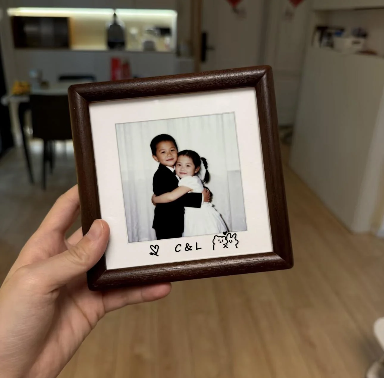 My boyfriend gifted me a picture of us hugging as kids 🥹🥲 picture 1 of 1