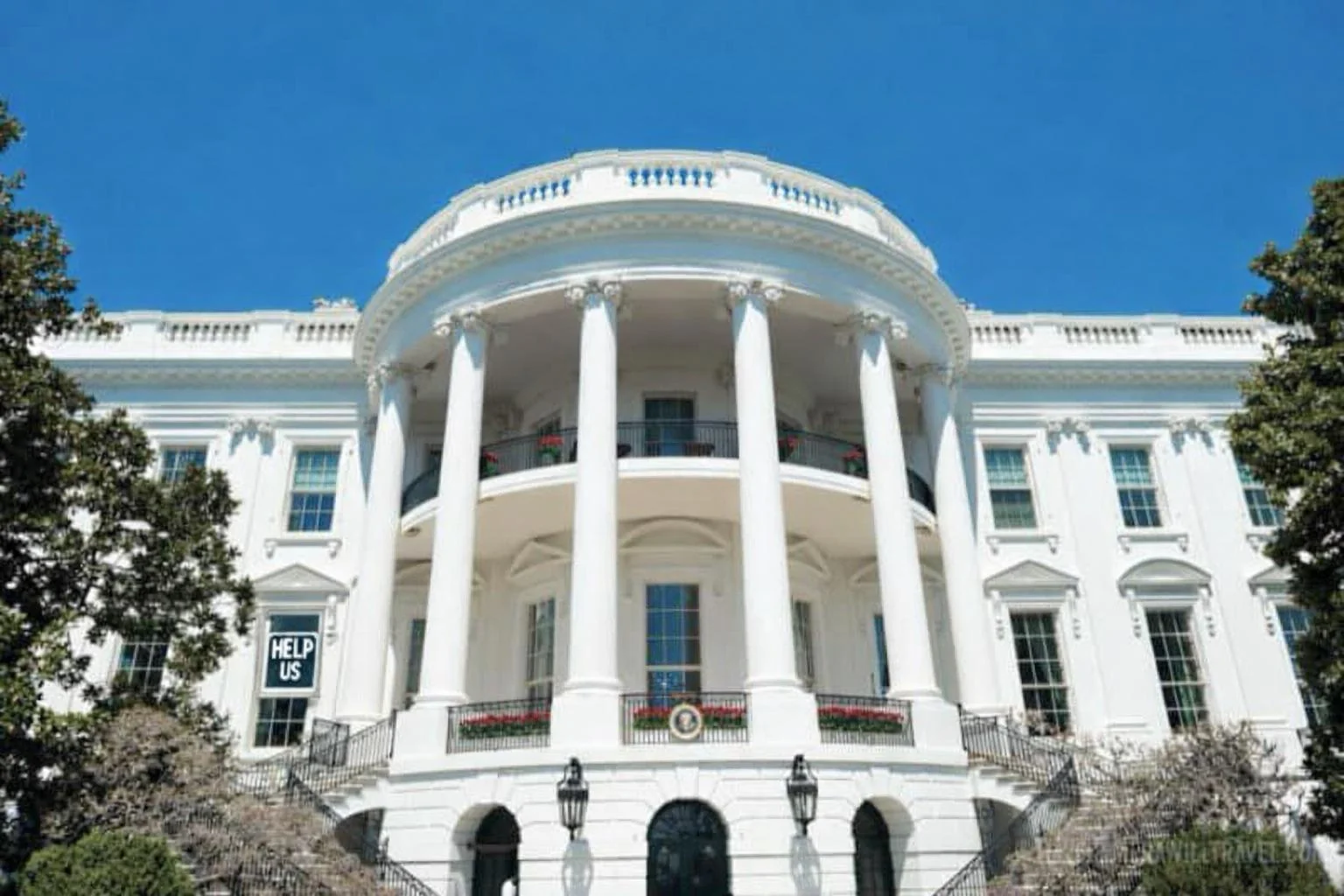Just a normal picture of the White House. Nothing out of the ordinary. picture 1 of 1
