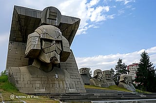 Star Wars but everything in the style of abandoned Soviet Brutalism monuments'