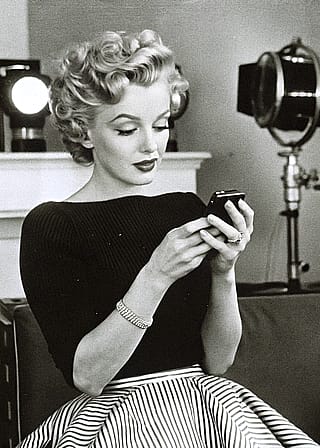 Marilyn checking her email'